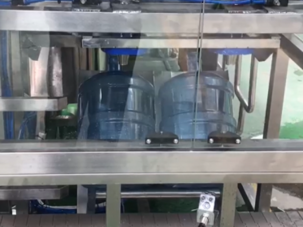 變頻控制加水，灌裝機(jī)視頻